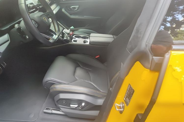 Used Lamborghini Urus 2023 4.0T V8 S Left Front Seat