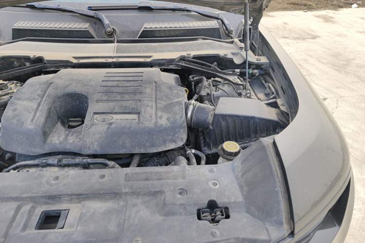 Used Land Rover Defender 2020 110 P400 SE Engine Bay Left