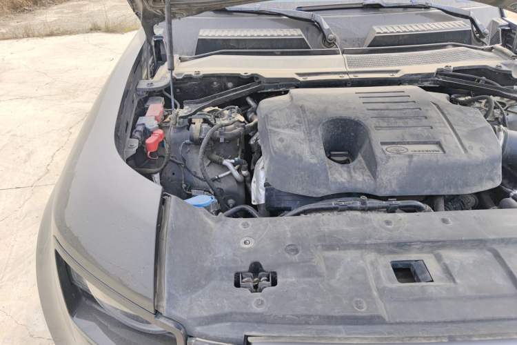 Used Land Rover Defender 2020 110 P400 SE Engine Bay Right