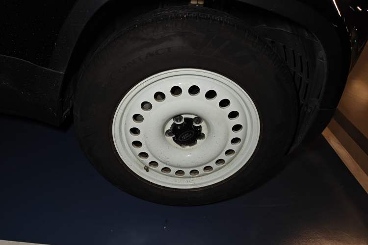 Used Land Rover Defender 2024 90 2.0T P300 S Right Front Wheel Hub
