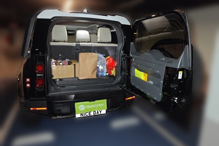 Used Land Rover Defender 2024 90 2.0T P300 S Trunk