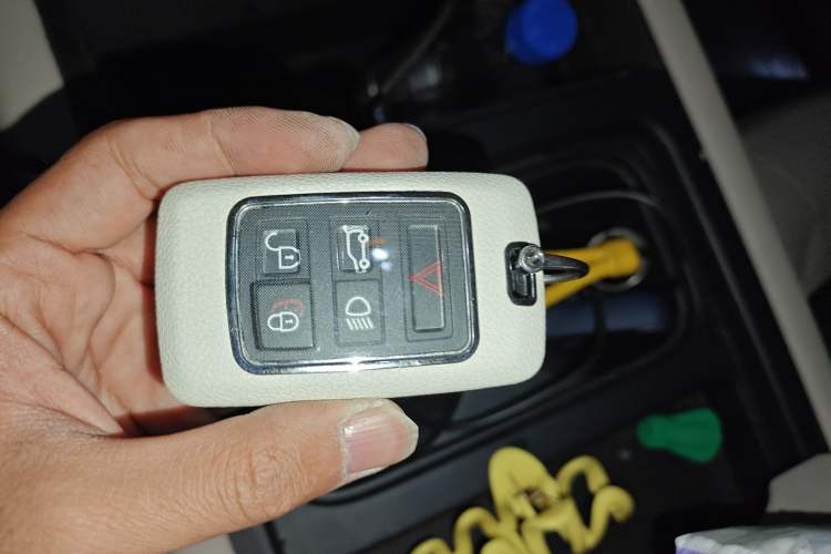 Used Land Rover Defender 2024 90 2.0T P300 S Vehicle Key