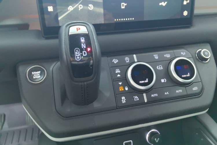 Used Land Rover Defender 2023 Facelift 110 3.0T P400 X-DYNAMIC HSE Audio And AC Panel
