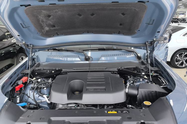 Used Land Rover Defender 2023 Facelift 110 3.0T P400 X-DYNAMIC HSE Engine Bay