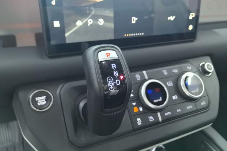Used Land Rover Defender 2023 Facelift 110 3.0T P400 X-DYNAMIC HSE Gear Lever