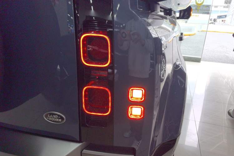 Used Land Rover Defender 2023 Facelift 110 3.0T P400 X-DYNAMIC HSE Right Rear Taillight