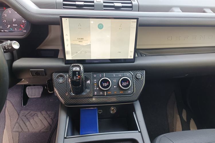 Used Land Rover Defender 2023 Facelift 110 3.0T P400 X-DYNAMIC HSE Audio And AC Panel