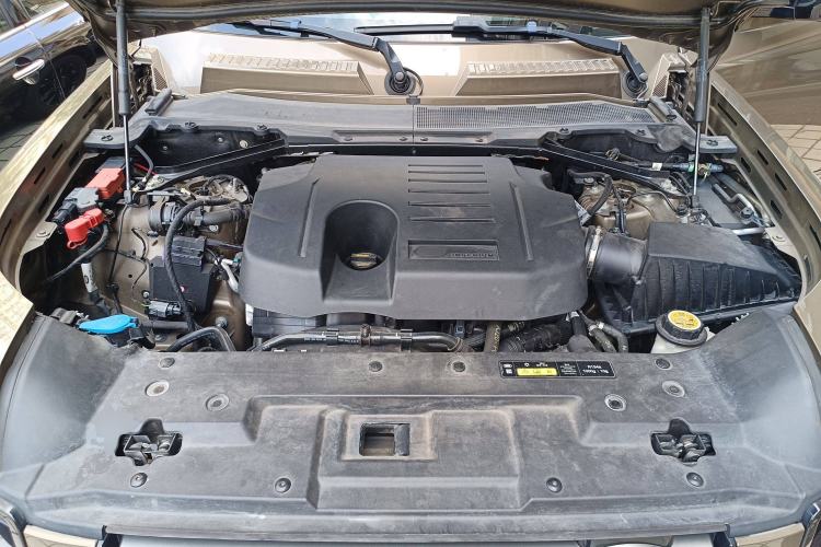 Used Land Rover Defender 2023 Facelift 110 3.0T P400 X-DYNAMIC HSE Engine Bay
