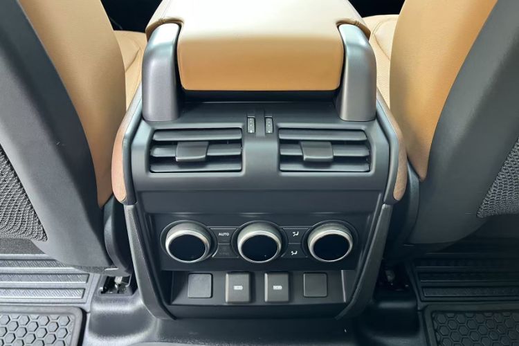Used Land Rover Defender 2023 Facelift 110 3.0T P400 Dark Edition Interior 3