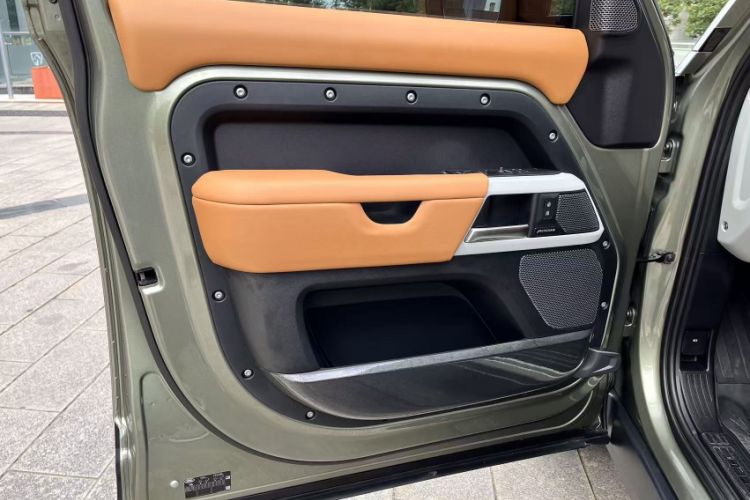 Used Land Rover Defender 2023 Facelift 110 3.0T P400 Dark Edition Interior 5