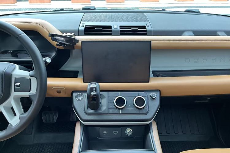 Used Land Rover Defender 2023 Facelift 110 3.0T P400 Dark Edition Interior 8