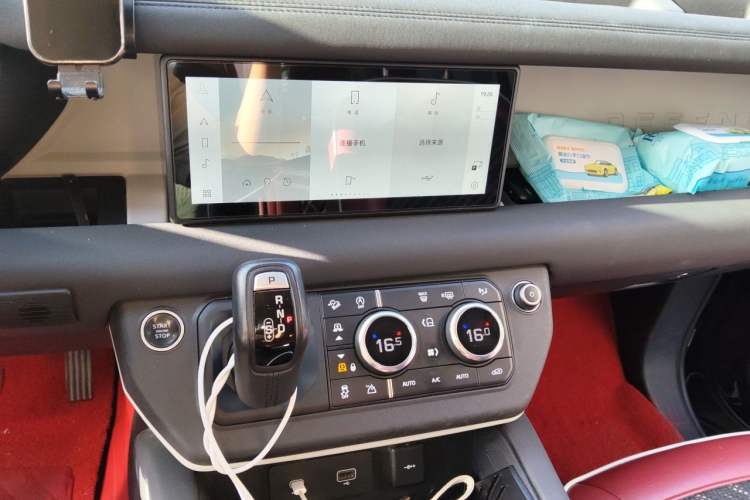 Used Land Rover Defender 2020 110 P400 SE Audio And AC Panel