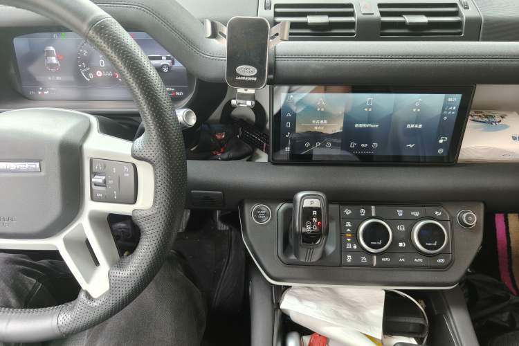 Used Land Rover Defender 2020 110 P400 SE Audio And AC Panel