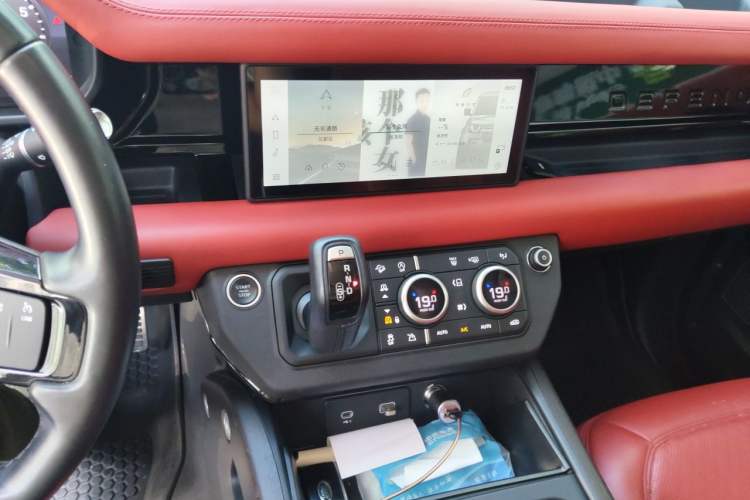 Used Land Rover Defender 2020 110 P400 SE Audio And AC Panel