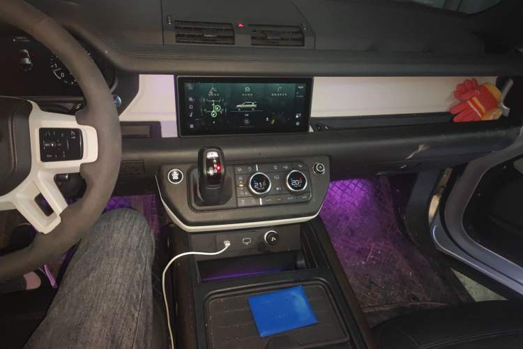 Used Land Rover Defender 2020 110 P400 HSE Audio And AC Panel