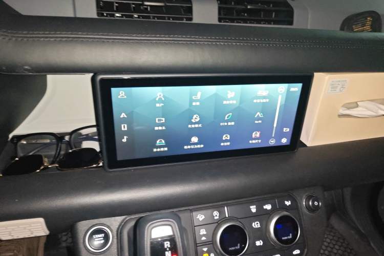 Used Land Rover Defender 2020 110 P400 Dark Special Edition Audio And AC Panel