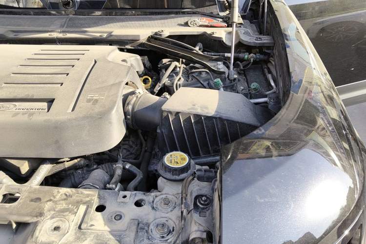 Used Land Rover Defender 2020 110 P400 SE Engine Bay Left