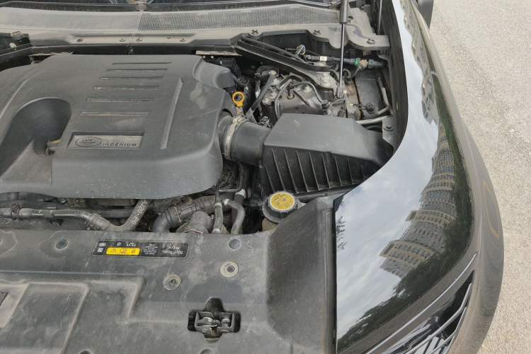 Used Land Rover Defender 2020 110 P400 SE Engine Bay Left