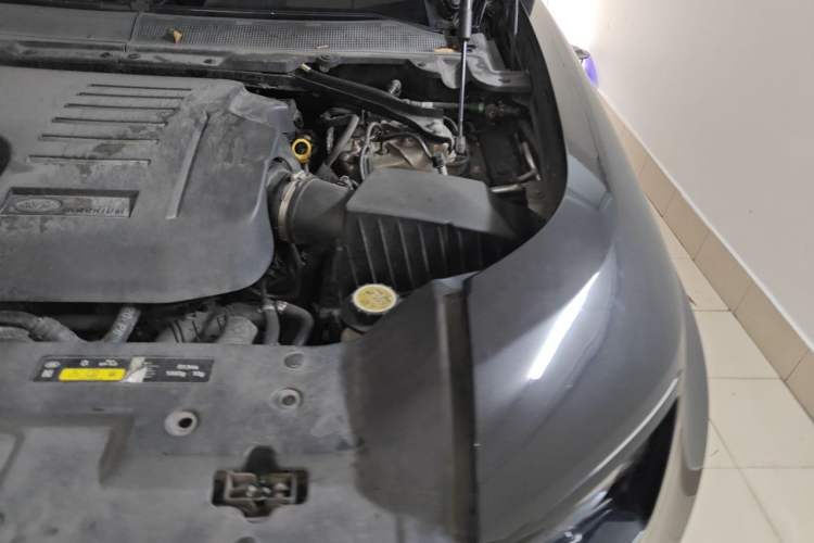 Used Land Rover Defender 2020 110 P400 X Engine Bay Left