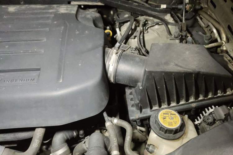 Used Land Rover Defender 2020 110 P400 SE Engine Bay Left