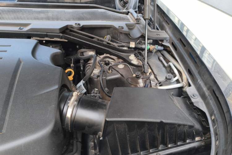 Used Land Rover Defender 2020 110 P400 SE Engine Bay Left