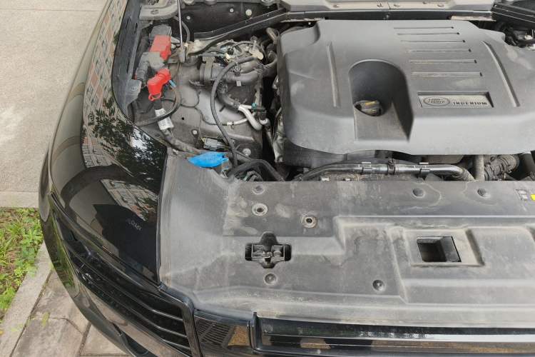 Used Land Rover Defender 2020 110 P400 SE Engine Bay Right