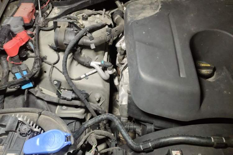 Used Land Rover Defender 2020 110 P400 SE Engine Bay Right