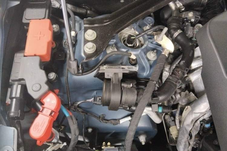 Used Land Rover Defender 2020 110 P400 Dark Special Edition Engine Bay Right
