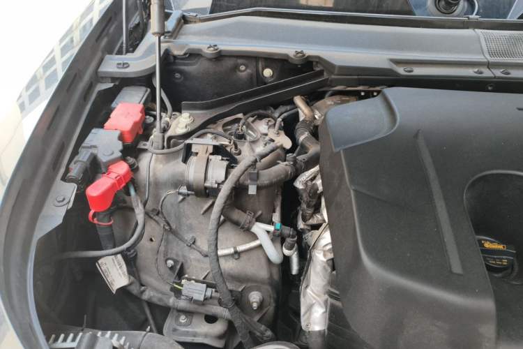 Used Land Rover Defender 2020 110 P400 SE Engine Bay Right