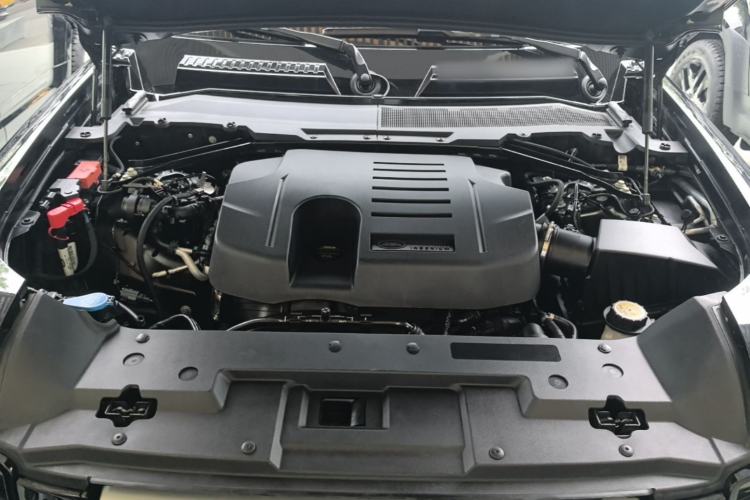 Used Land Rover Defender 2020 110 P400 SE Engine Bay