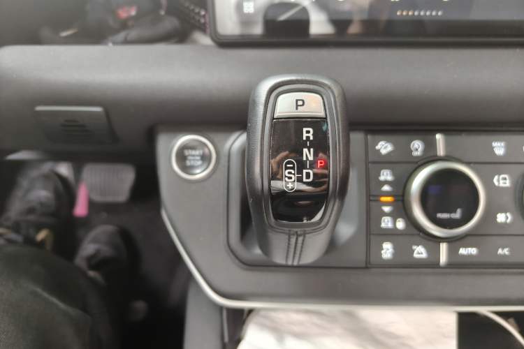 Used Land Rover Defender 2020 110 P400 SE Gear Lever