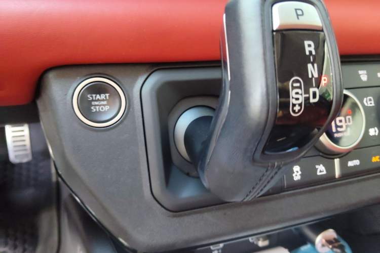 Used Land Rover Defender 2020 110 P400 SE Gear Lever