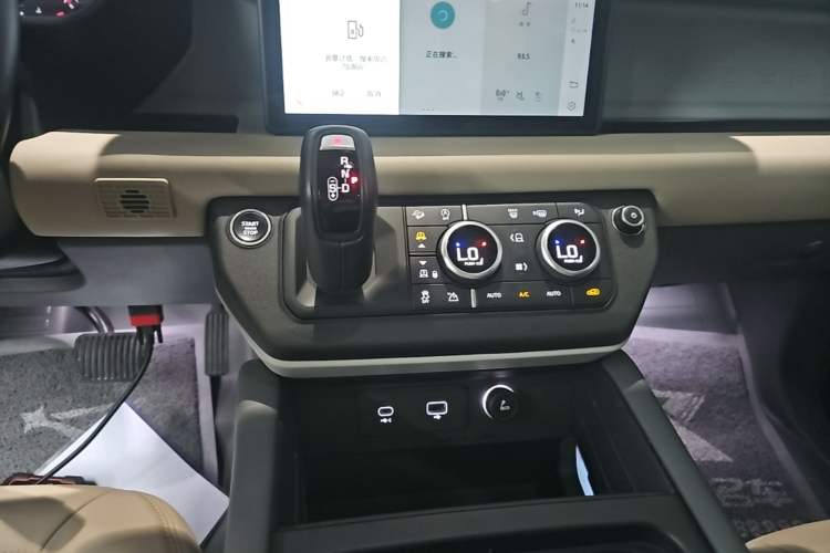Used Land Rover Defender 2020 110 P400 Dark Special Edition Gear Lever