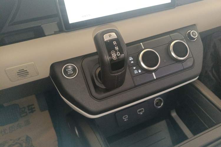 Used Land Rover Defender 2020 110 P400 SE Gear Lever