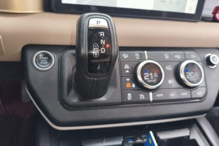 Used Land Rover Defender 2020 110 P400 SE Gear Lever