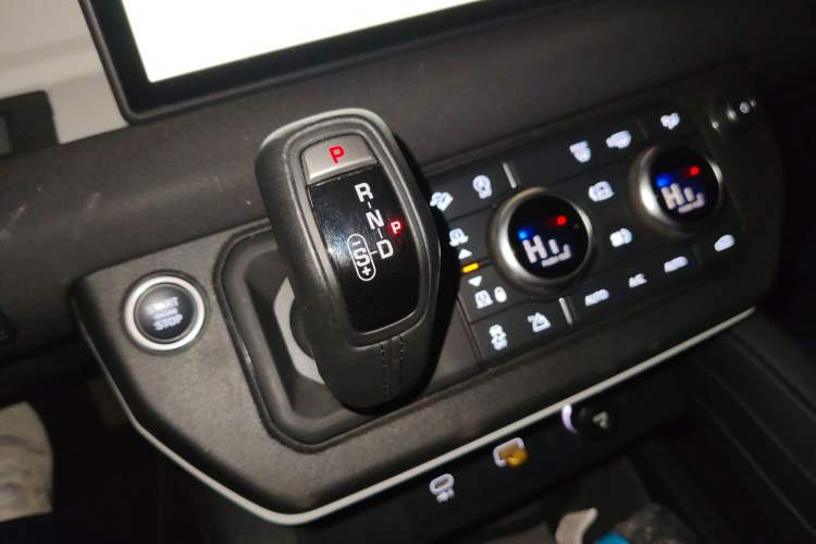 Used Land Rover Defender 2020 110 P400 Dark Special Edition Gear Lever
