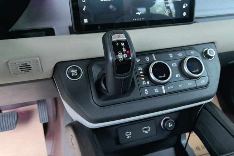 Used Land Rover Defender 2020 110 P400 SE Gear Lever