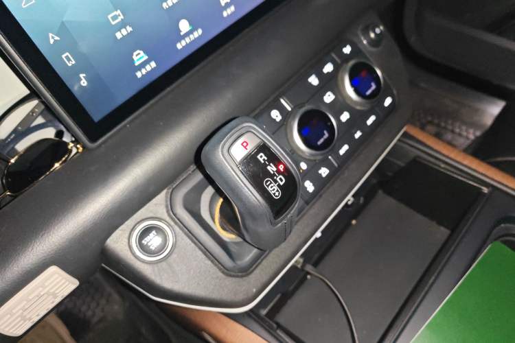 Used Land Rover Defender 2020 110 P400 Dark Special Edition Gear Lever