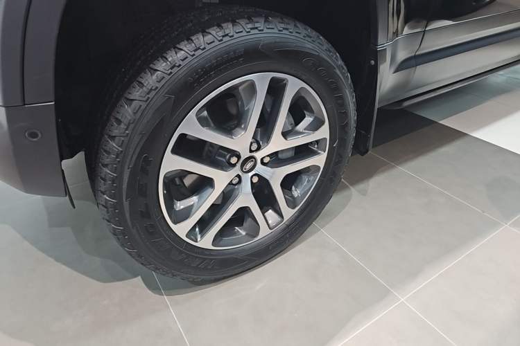Used Land Rover Defender 2020 110 P400 Dark Special Edition Left Front Wheel Hub
