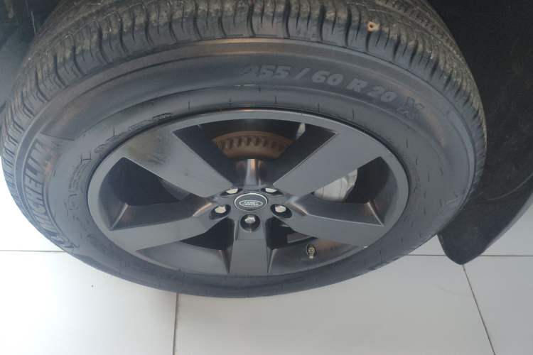 Used Land Rover Defender 2020 110 P400 HSE Left Front Wheel Hub