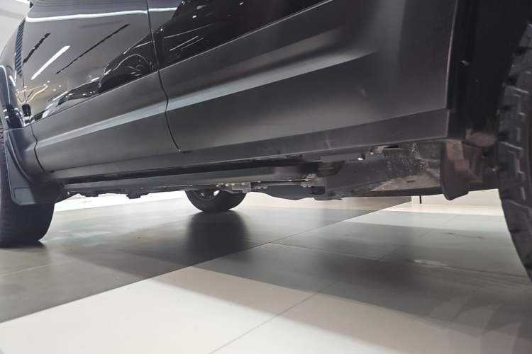 Used Land Rover Defender 2020 110 P400 Dark Special Edition Left Side Sill