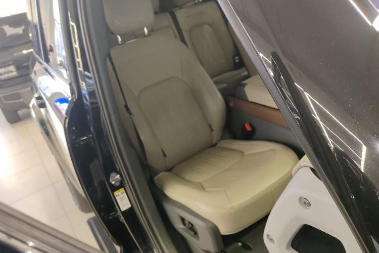 Used Land Rover Defender 2020 110 P400 HSE Right Front Seat