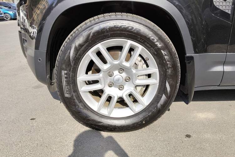 Used Land Rover Defender 2020 110 P400 SE Right Front Wheel Hub