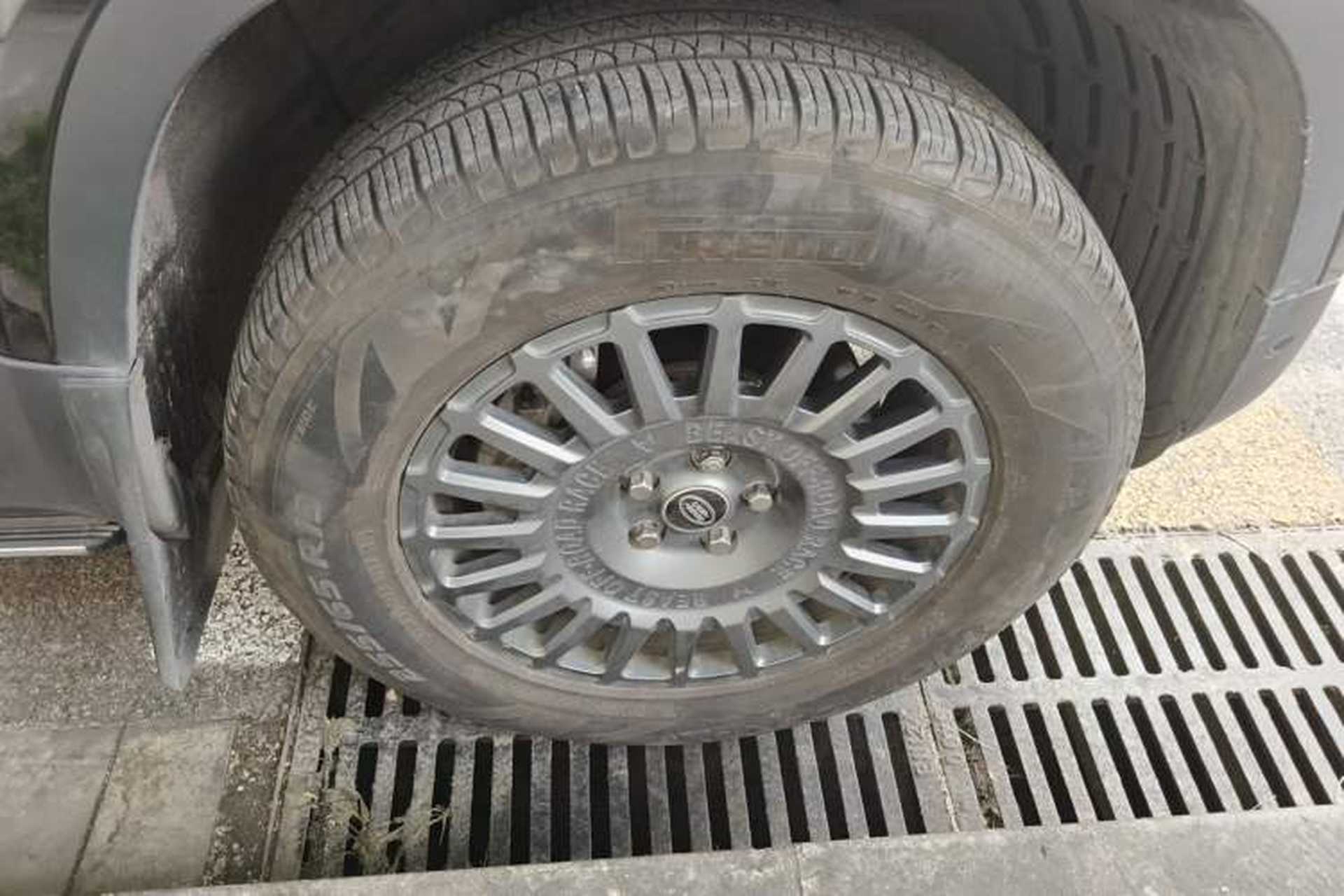 Used Land Rover Defender 2020 110 P400 SE Right Front Wheel Hub