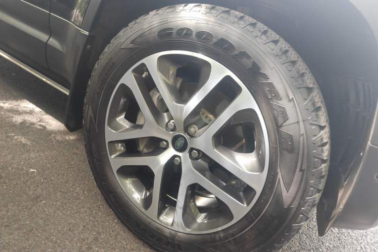 Used Land Rover Defender 2020 110 P400 Dark Special Edition Right Front Wheel Hub
