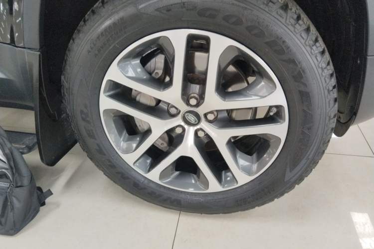 Used Land Rover Defender 2020 110 P400 Dark Special Edition Right Front Wheel Hub