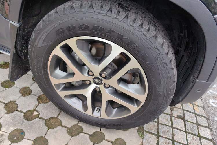 Used Land Rover Defender 2020 110 P400 Dark Special Edition Right Front Wheel Hub
