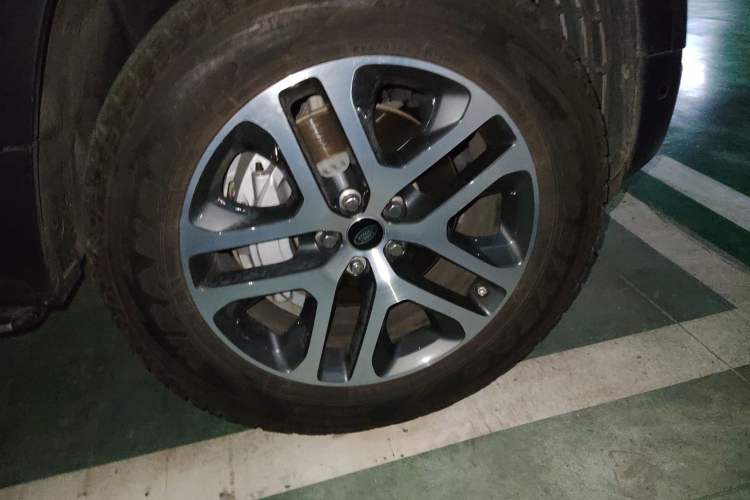 Used Land Rover Defender 2020 110 P400 Dark Special Edition Right Front Wheel Hub