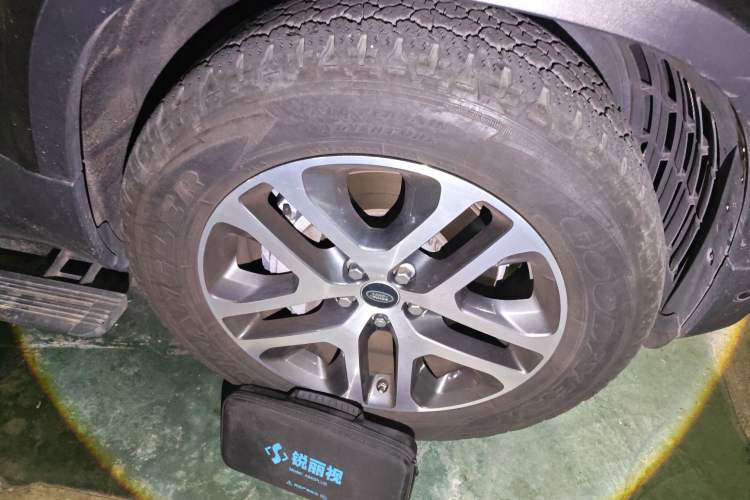 Used Land Rover Defender 2020 110 P400 Dark Special Edition Right Front Wheel Hub