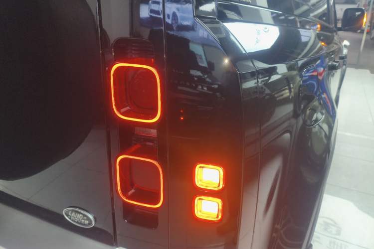 Used Land Rover Defender 2020 110 P400 HSE Right Rear Taillight